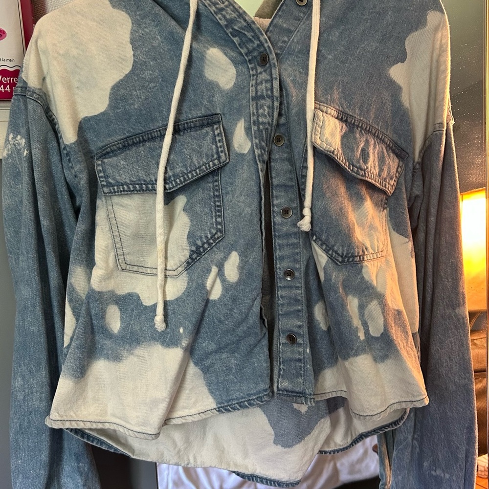 American Eagle Outfitters Blue and White Jean Jacket